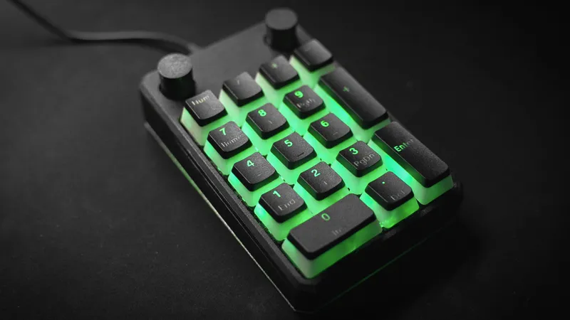 DIY RGB Macro Numpad with Encoders