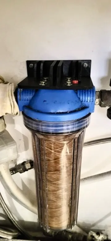 Water filter wall holder