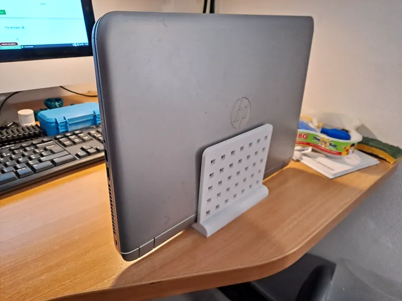 Laptop vertical stand