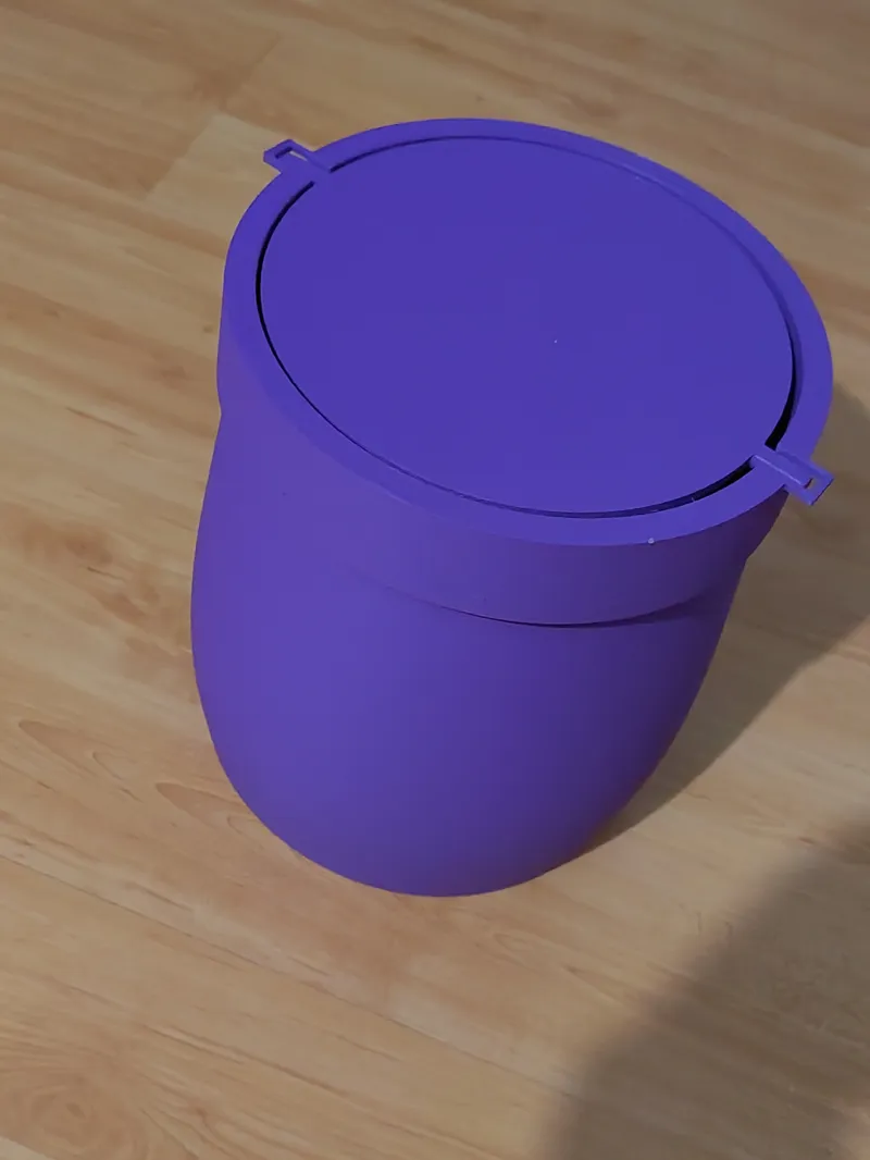 Trashcan with self-balancing auto closing lid 