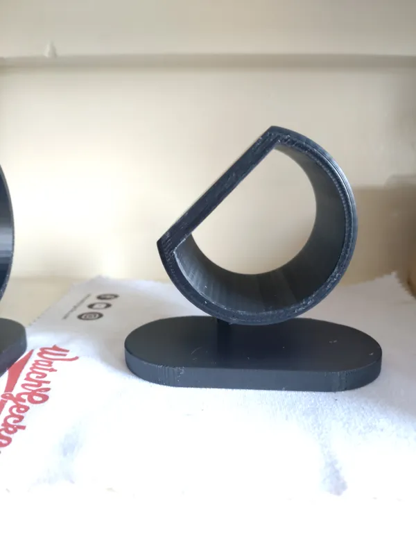 Simple and effective watch display stand