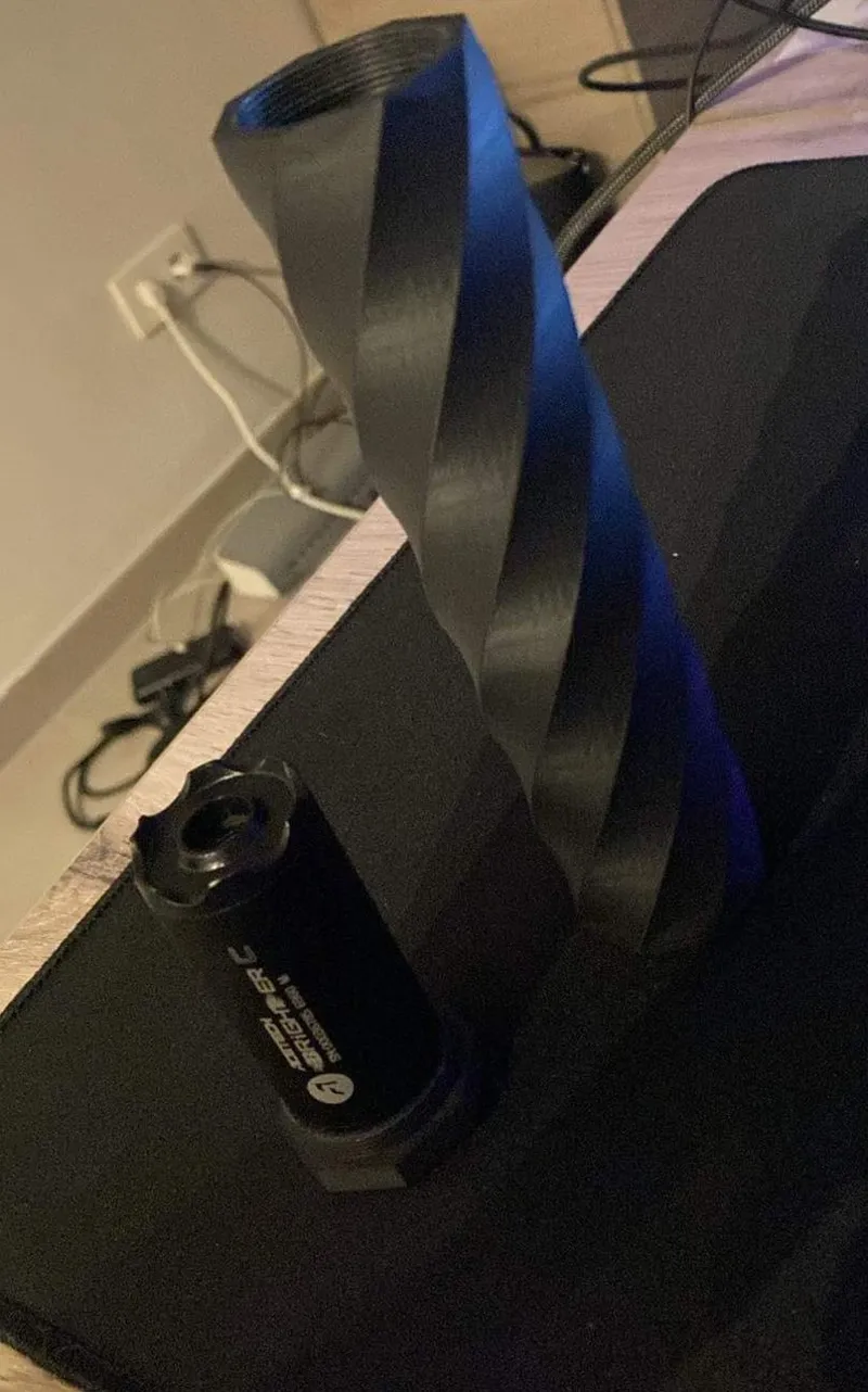 Airsoft silencer that fits tracer
