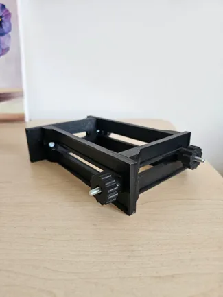 Battery holder for spot welding
