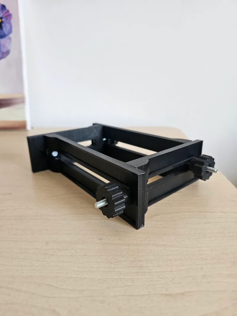 Battery holder for spot welding