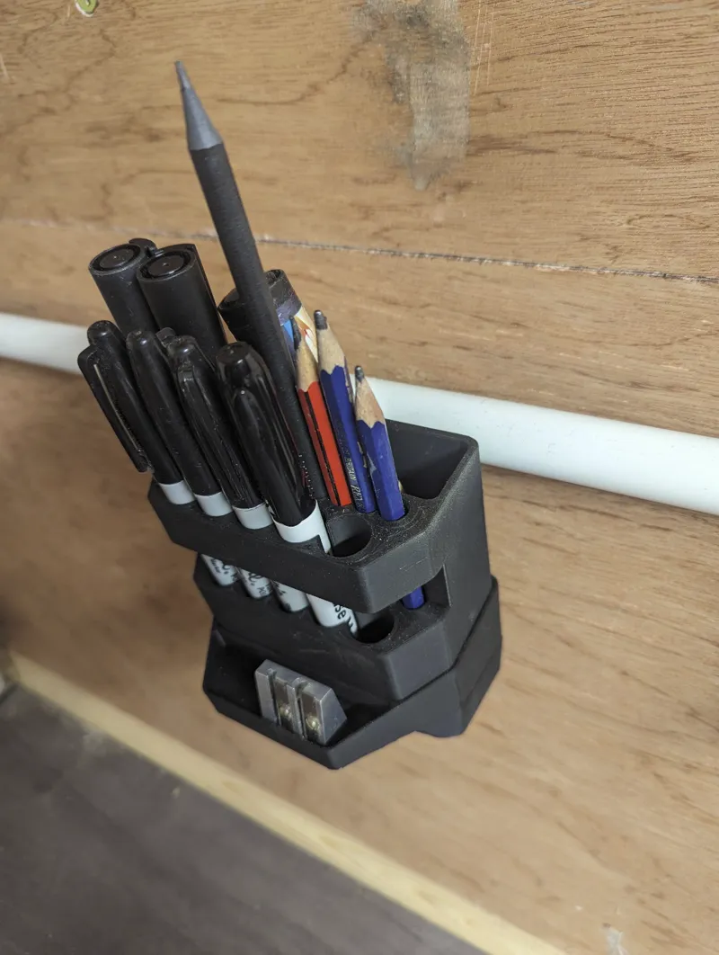 Wall mountable/unmountable angled pencil organiser