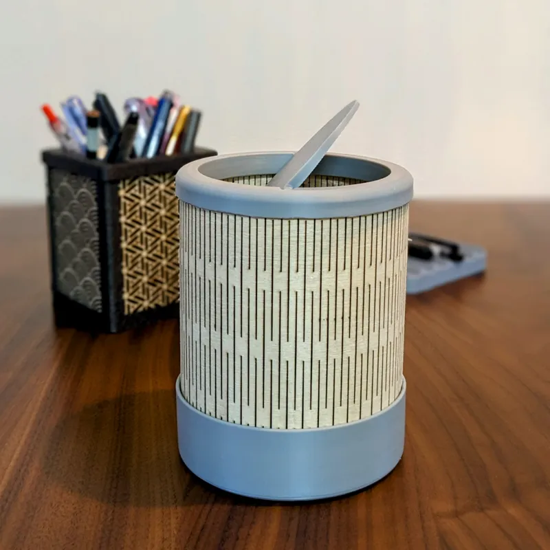 Mini desktop trash can