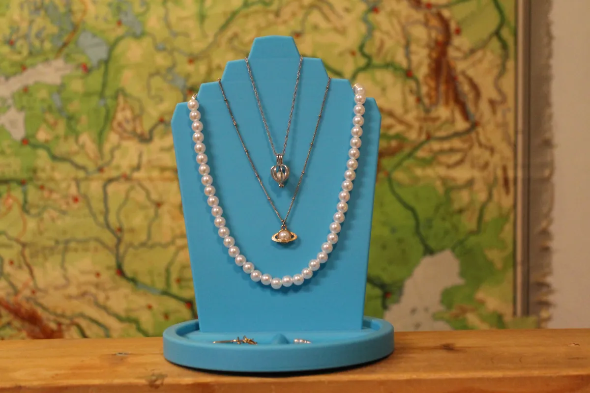 Présentoir à bijoux en forme de pierre tombale