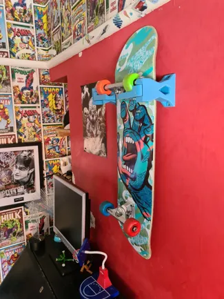 Skateboard wall mount so image faces out
