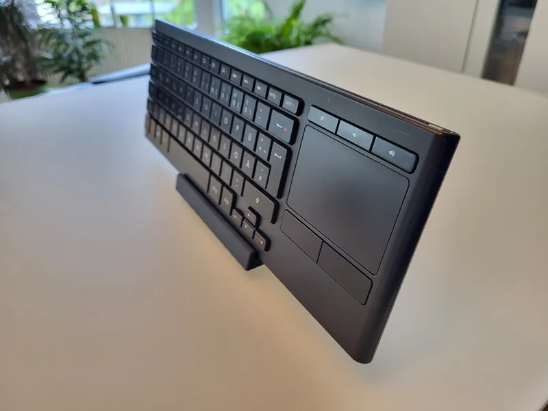 Logitech K830 stand