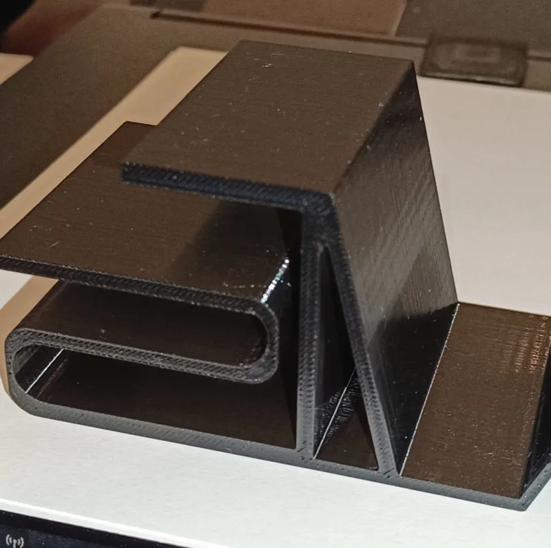 Book clip for shelves