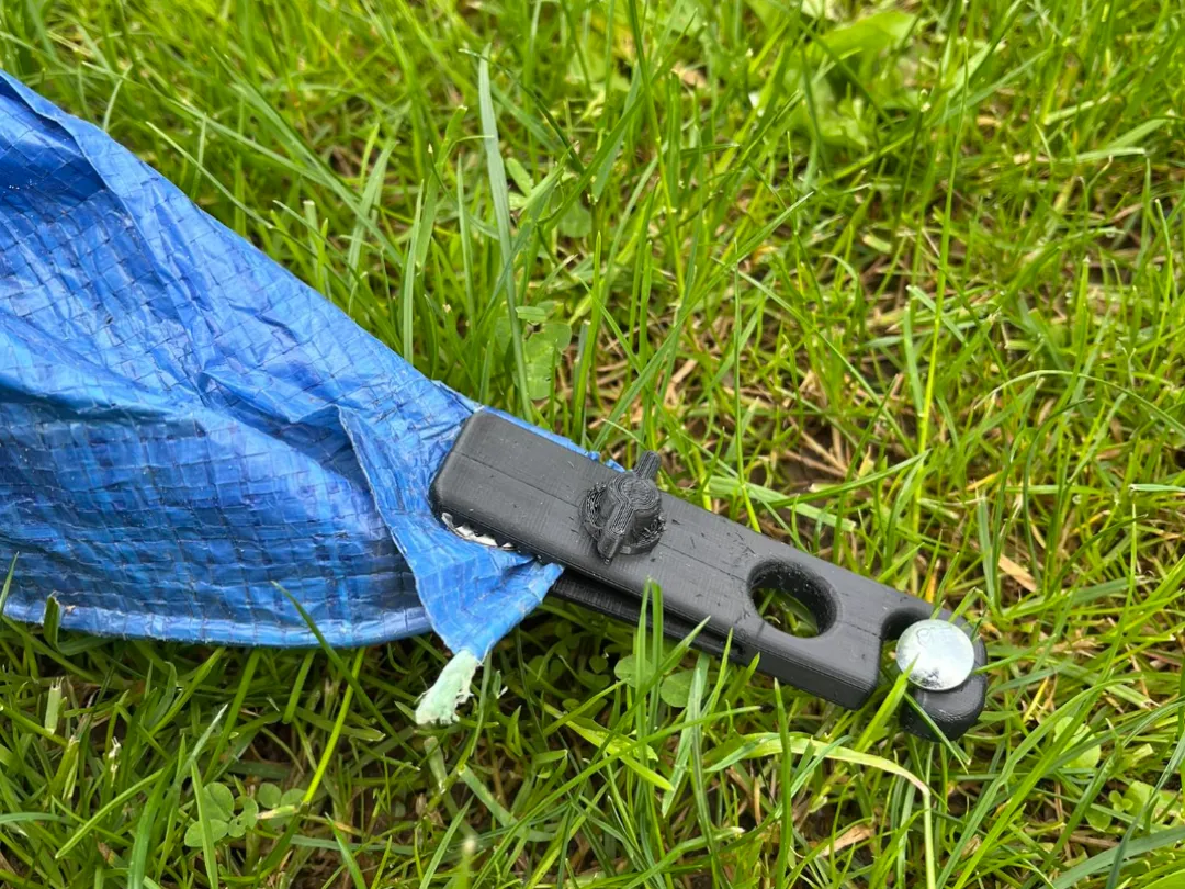 Boucle de serrage pour tente et voile