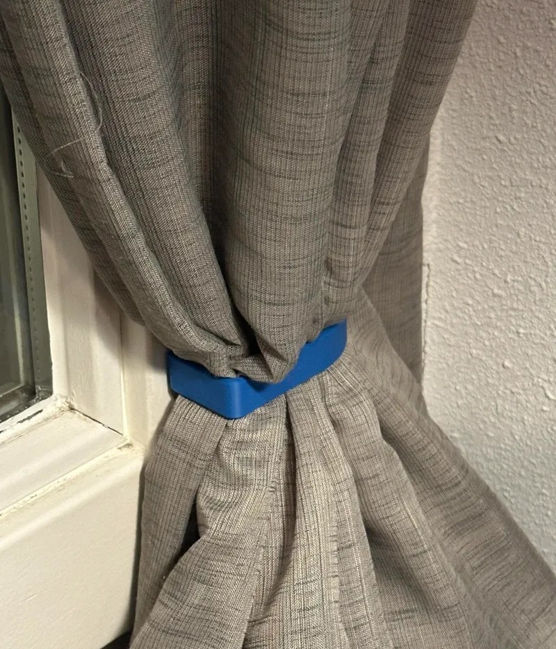 Curtain holder