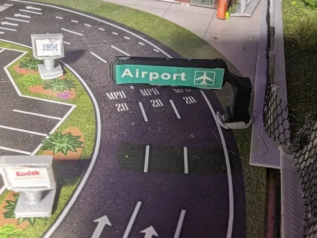 1:400 airport freeway overhead sign