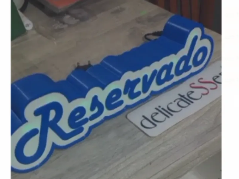 cartel para bar con la palabra reservado