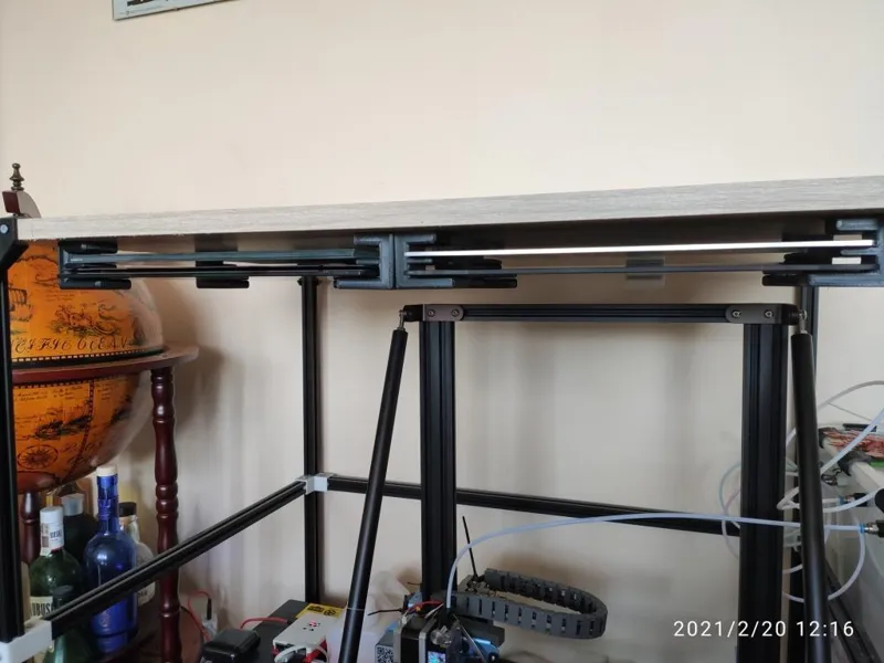 Build plate hanger