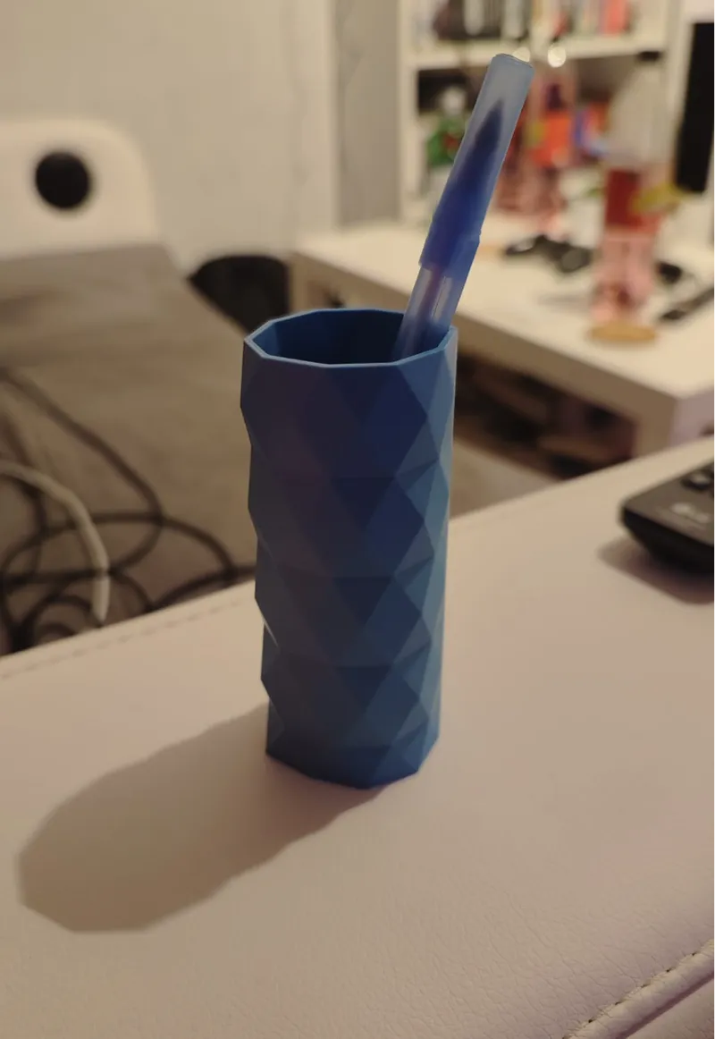 Very small pencil holder - low poly - 4cm diameter
