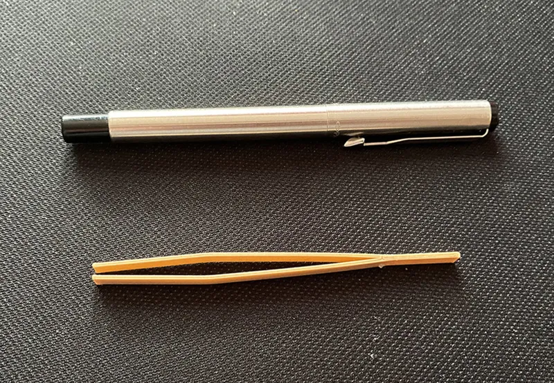 Very delicate tweezers
