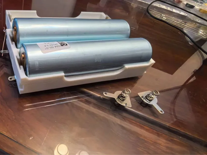 33140  Battery holder