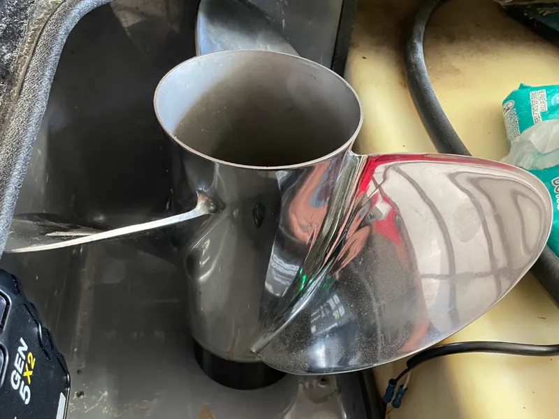 Boat propeller mount
