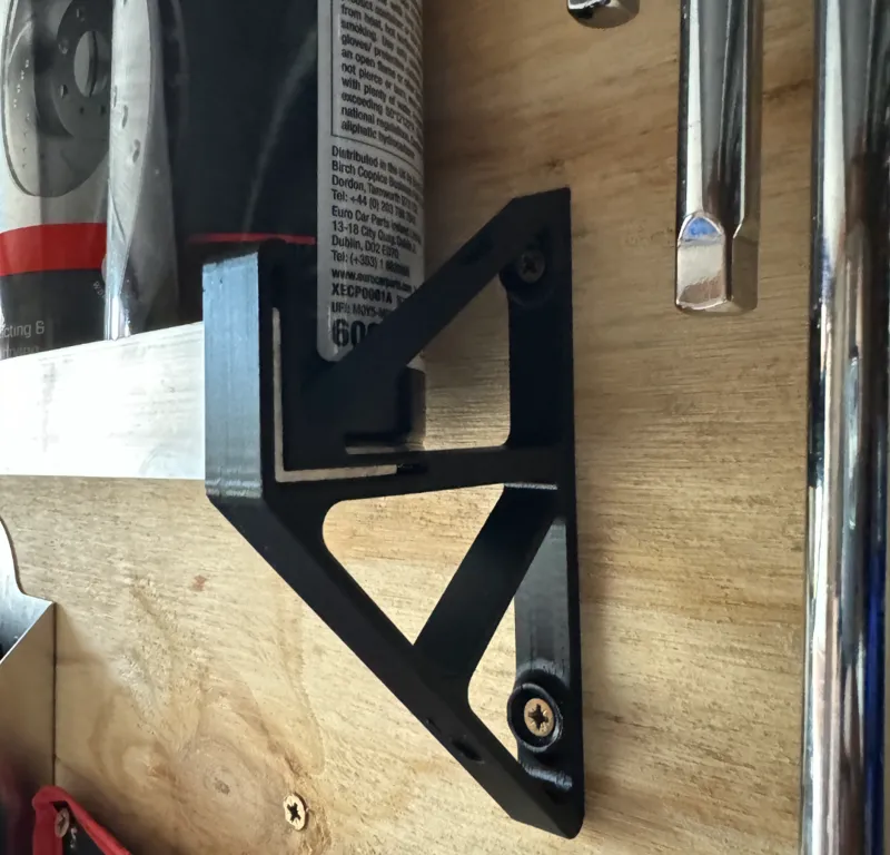 Spray can shelf bracket