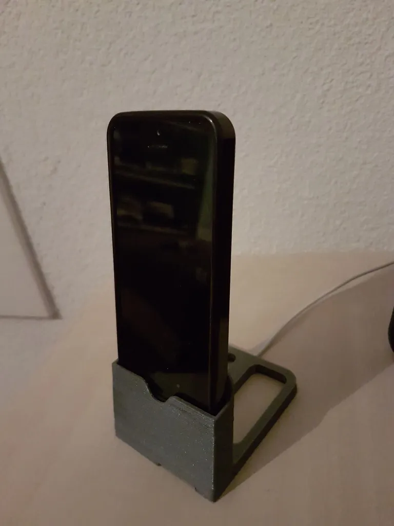 iPhone 5 Desk Dock for phone with case
