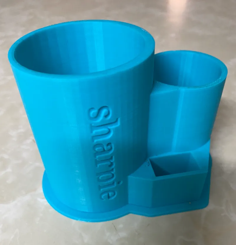Small desk organiser with rubber slot