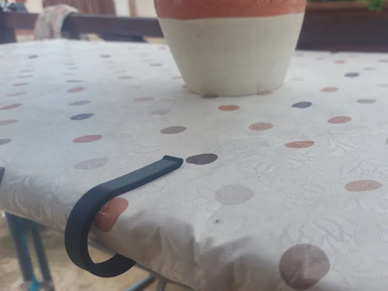 Table cloth clip