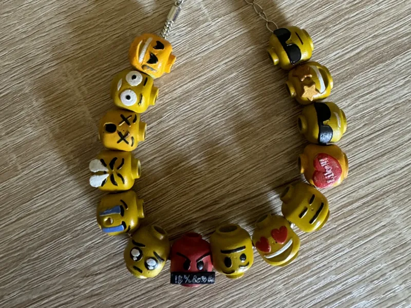 charm brick emoticon  08
