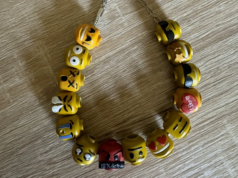 charm brick emoticon 09