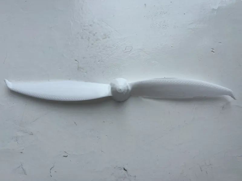 Aerodinamic plane propeller with a 3 mm hole