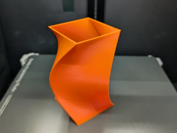 Vase carré galbé — pot à crayons