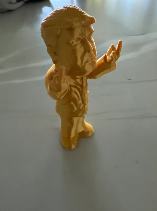 Figurine doigts d'honneur — gag humoristique