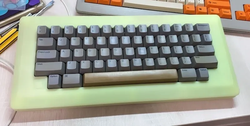 Apple M0110 Keyboard