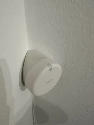 Corner bracket/mount for Aqara FP2.