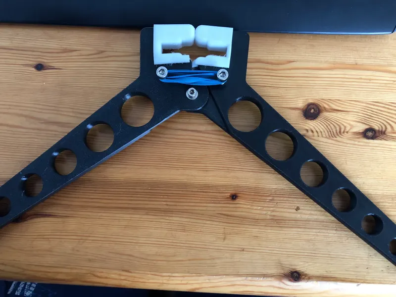 Compundbow kickstand with soft jaws