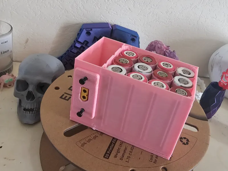 18650 box for 12* cells and holes for xt60 mount 