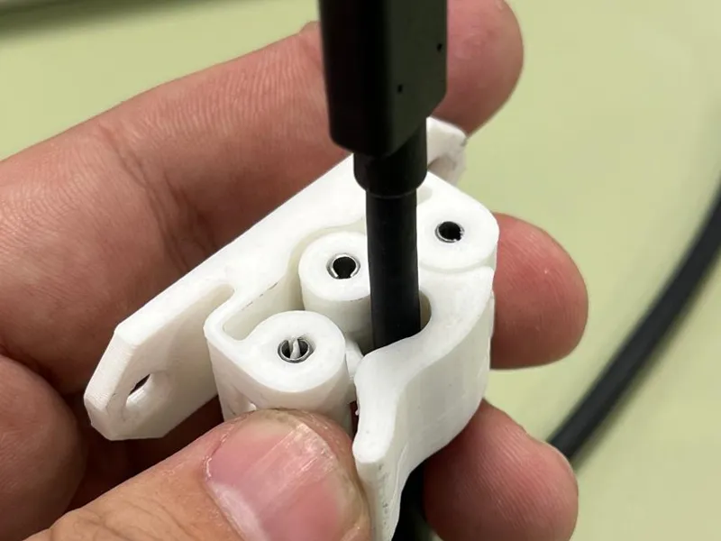Quick release wire clamp