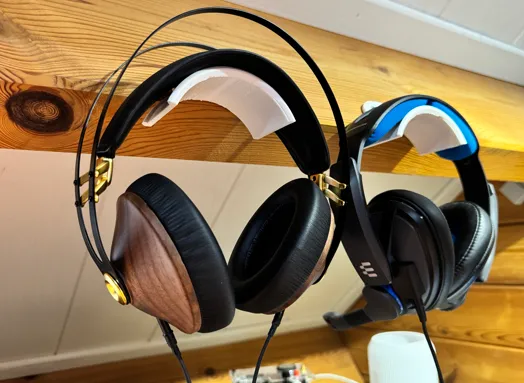 Angled headphones hanger