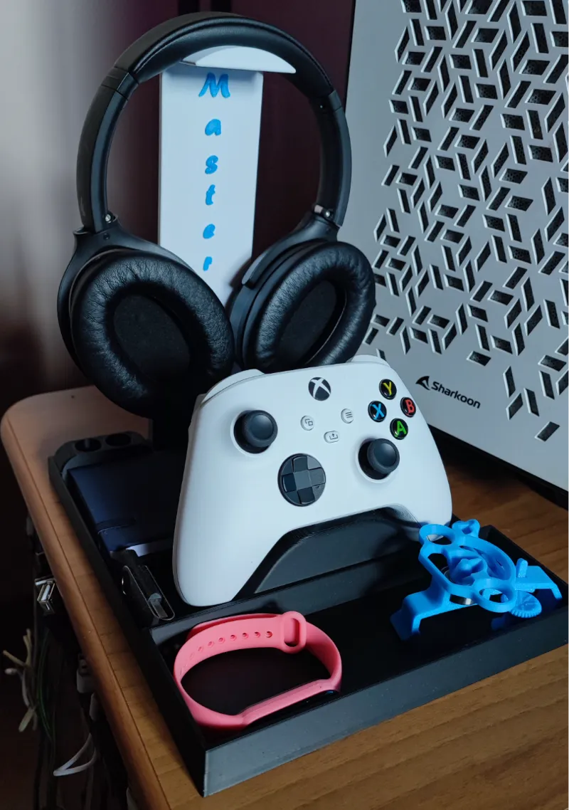 Desk organizer for headphones and gamepads