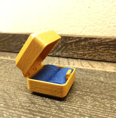 Print-in-place ring box with a hinge and a clip