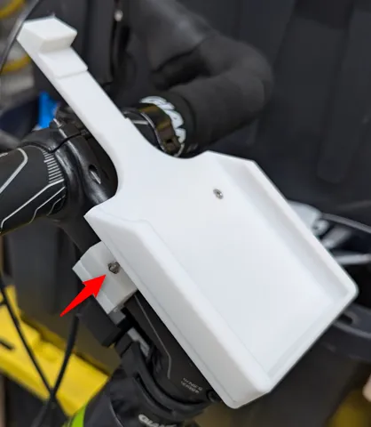Une image contenant câble, fils électriques, motocyclette, personne
Description générée automatiquement