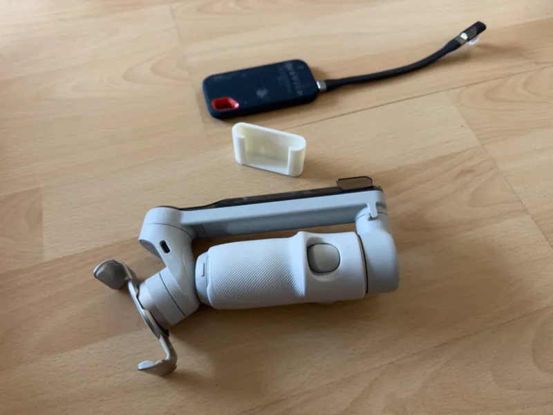 insta360 Flow SSD Holder at cold shoe
