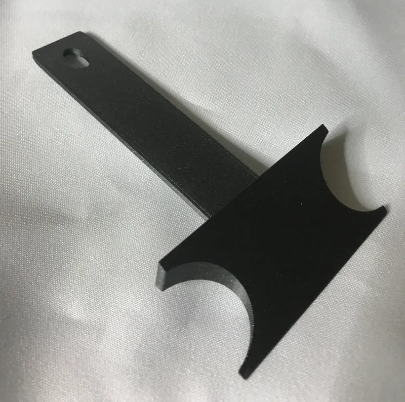 Spatula with corners for easier removal of support