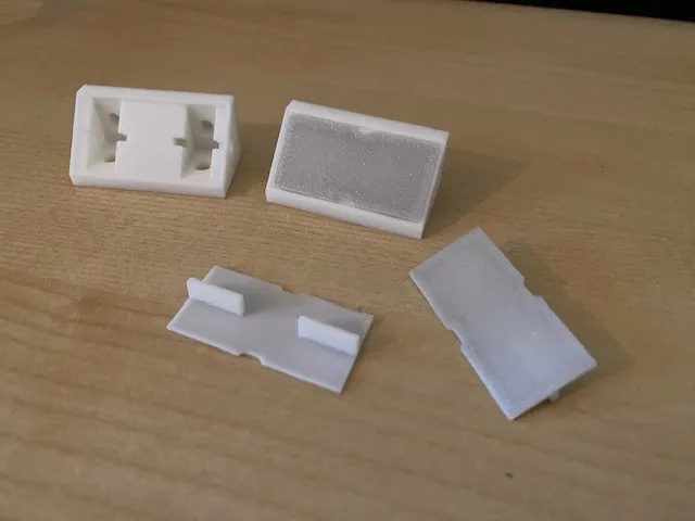Corner connector with cover