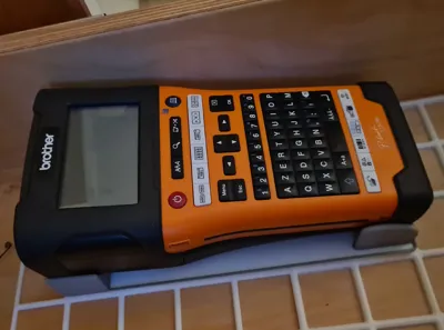 Gridfinity Stand for Brother PTouch 550 Labelmaker