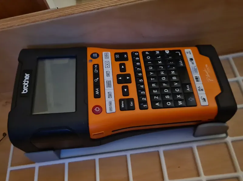 Gridfinity Stand for Brother PTouch 550 Labelmaker