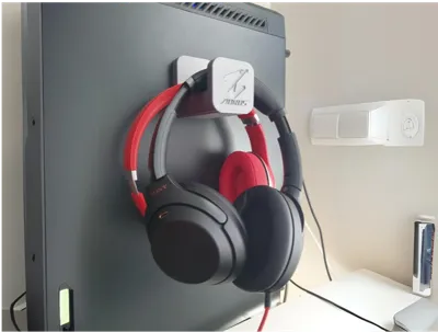 Magnetic headphone holder