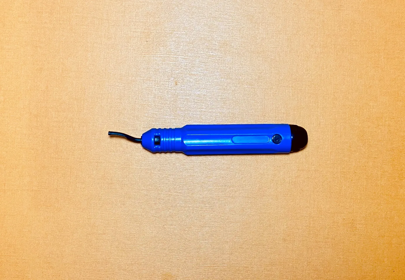 A blue pen on a table

Description automatically generated
