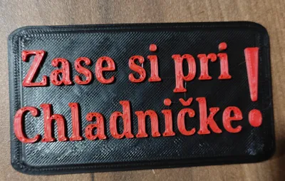 Zase si pri chladnicke magnetka