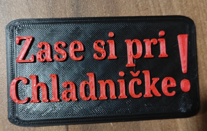 Zase si pri chladnicke magnetka